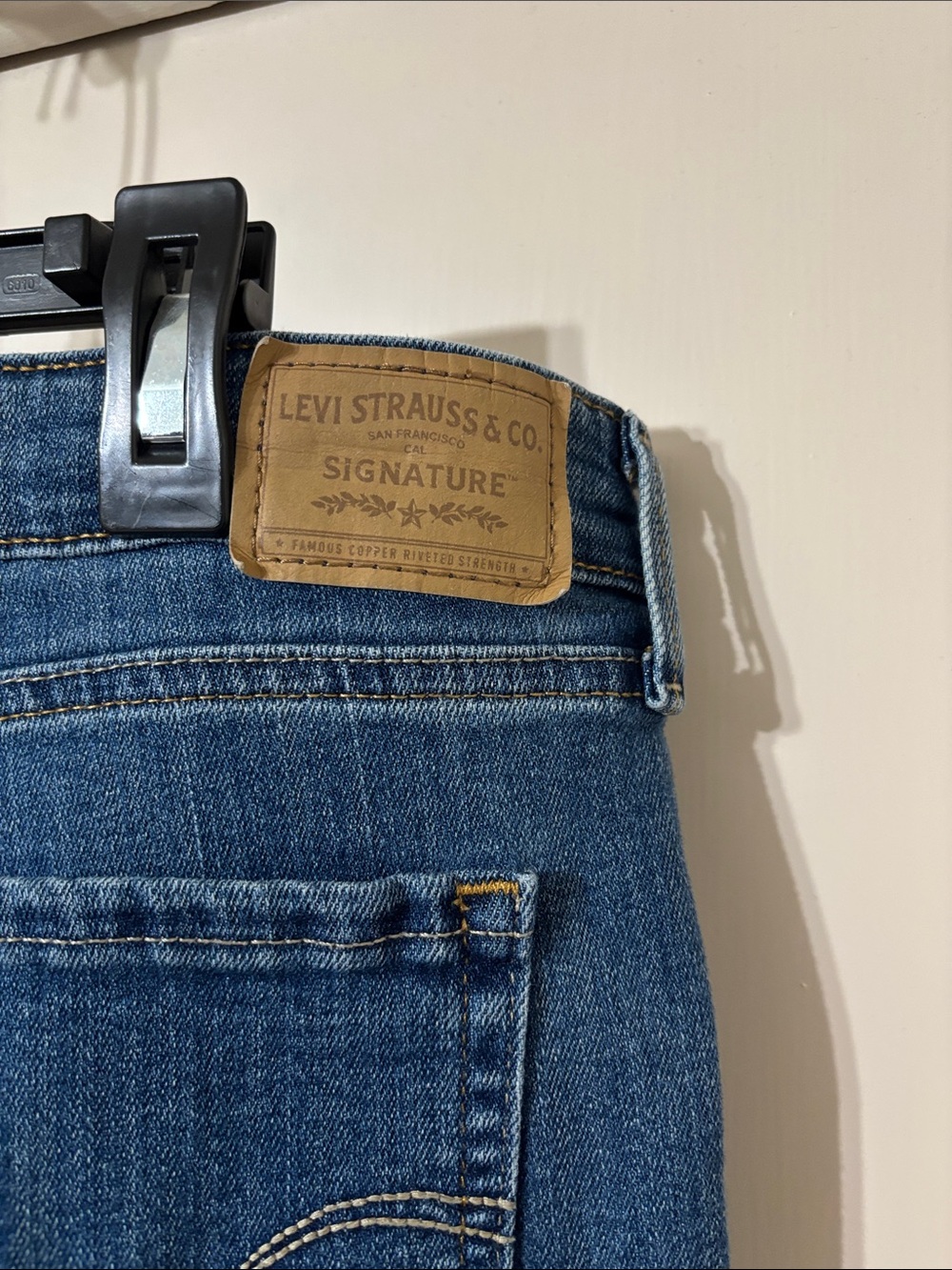 Signature by Levi Strauss Women's Boot Cut Jeans - Medium Blue Wash Mid Rise - Picture 4 of 6